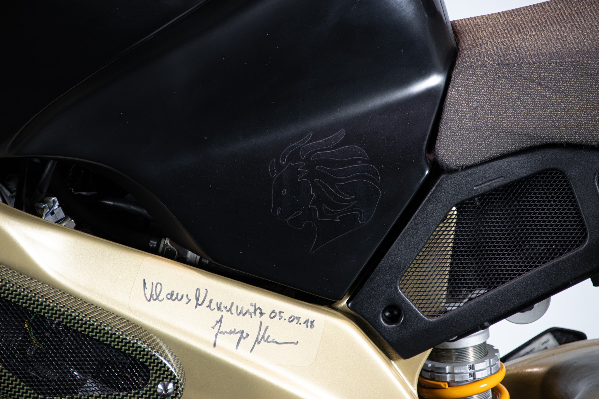 Aprilia RSV R 1000 TUONO 