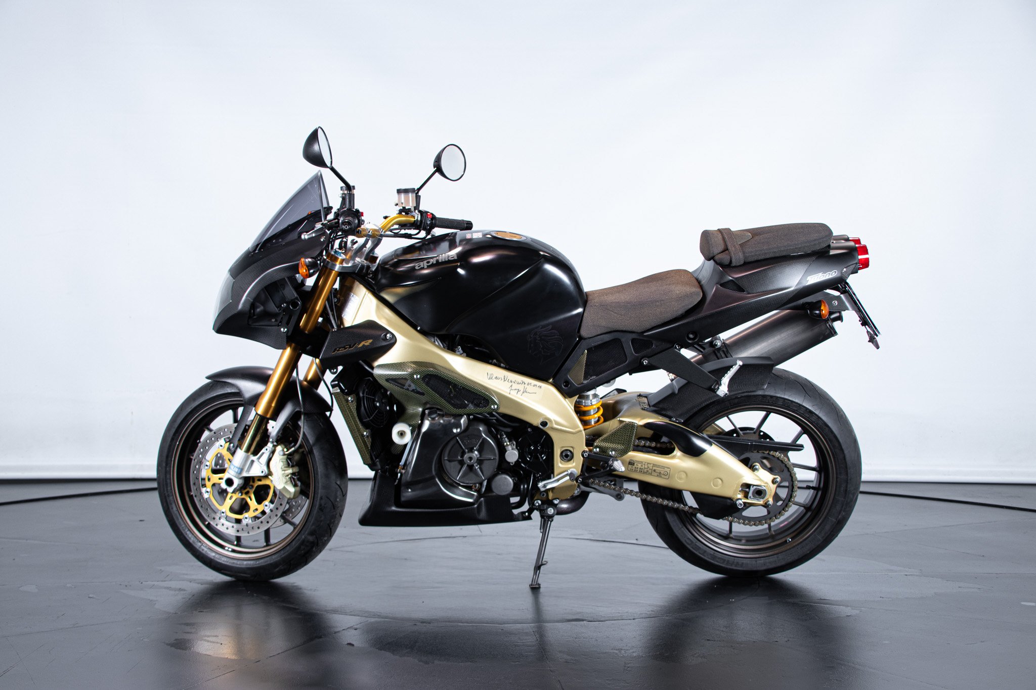Aprilia RSV R 1000 TUONO 